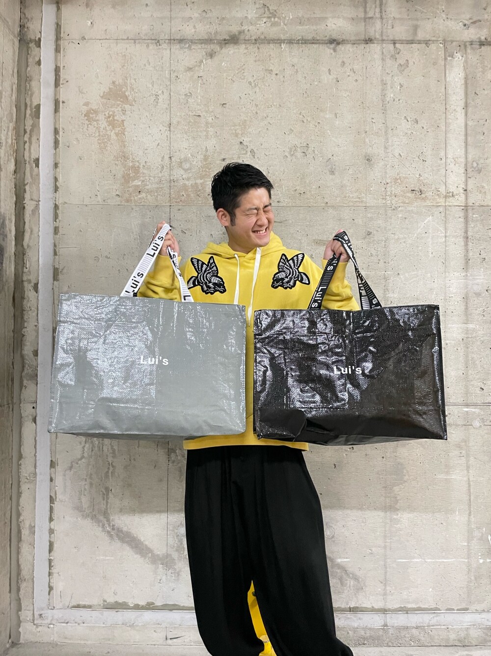 「福袋、ルイス(Lui's)、パーカー、黄色、パーカーコーデ、モード、冬アウター、秋冬コーデ、オーバーサイズ、ビッグシルエット」｜「Lui'sの【2022福袋B】 Lui's（福袋/福箱、ブラック系）」を使った、Shu ⠀Iizukaさん（メンズ・187cm）の冬コーディネートの1枚目の写真