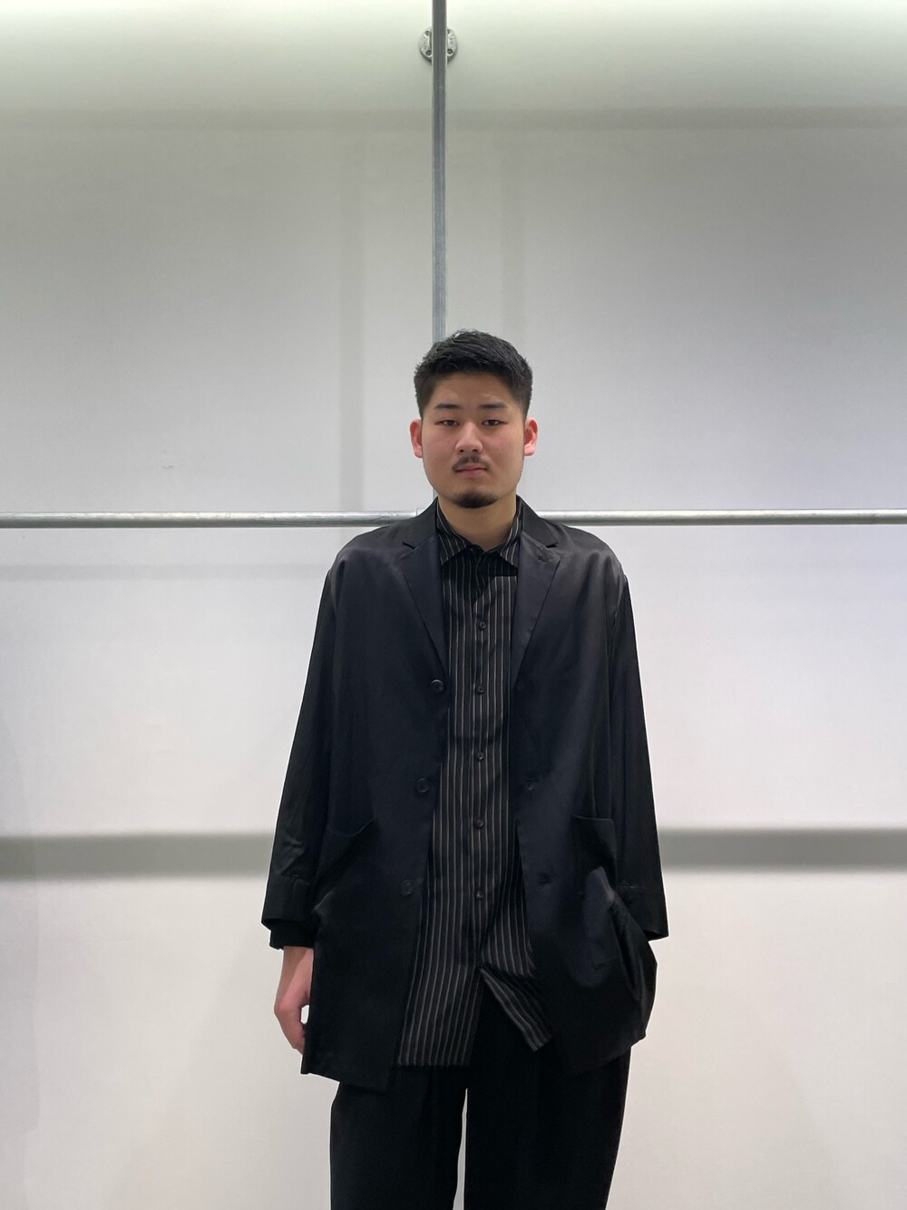 「ジャケット、シャツ、ヒールオペラシューズ、モード、クルニ、春コーデ、スラックス、テーラードジャケット、ビッグシルエット、春服みてみて、ワイドパンツ、ロングジャケット」｜「Lui'sの【SILLIS/シリス】 3Bロングジャケット（テーラードジャケット、ブラック系）」を使った、Shu ⠀Iizukaさん（メンズ・187cm）の春コーディネートの2枚目の写真