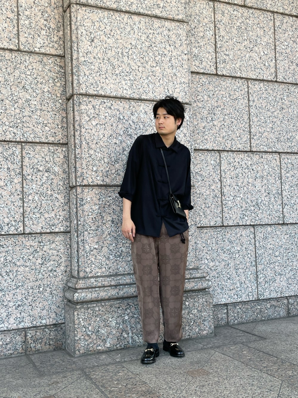 「チャイナシャツ、柄パンツ、カラーパンツ、スラックス、エトセンス、iTTi、ウォレットショルダー、ショルダーバッグ、革靴、ETHOSENS、スリッポン、長袖シャツ、黒シャツ、ルイス(Lui's)」｜「Lui'sのバンブーレーヨンサテン チャイナシャツ（シャツ/ブラウス、ブラック系）」を使った、Shu ⠀Iizukaさん（メンズ・187cm）の夏コーディネートの1枚目の写真