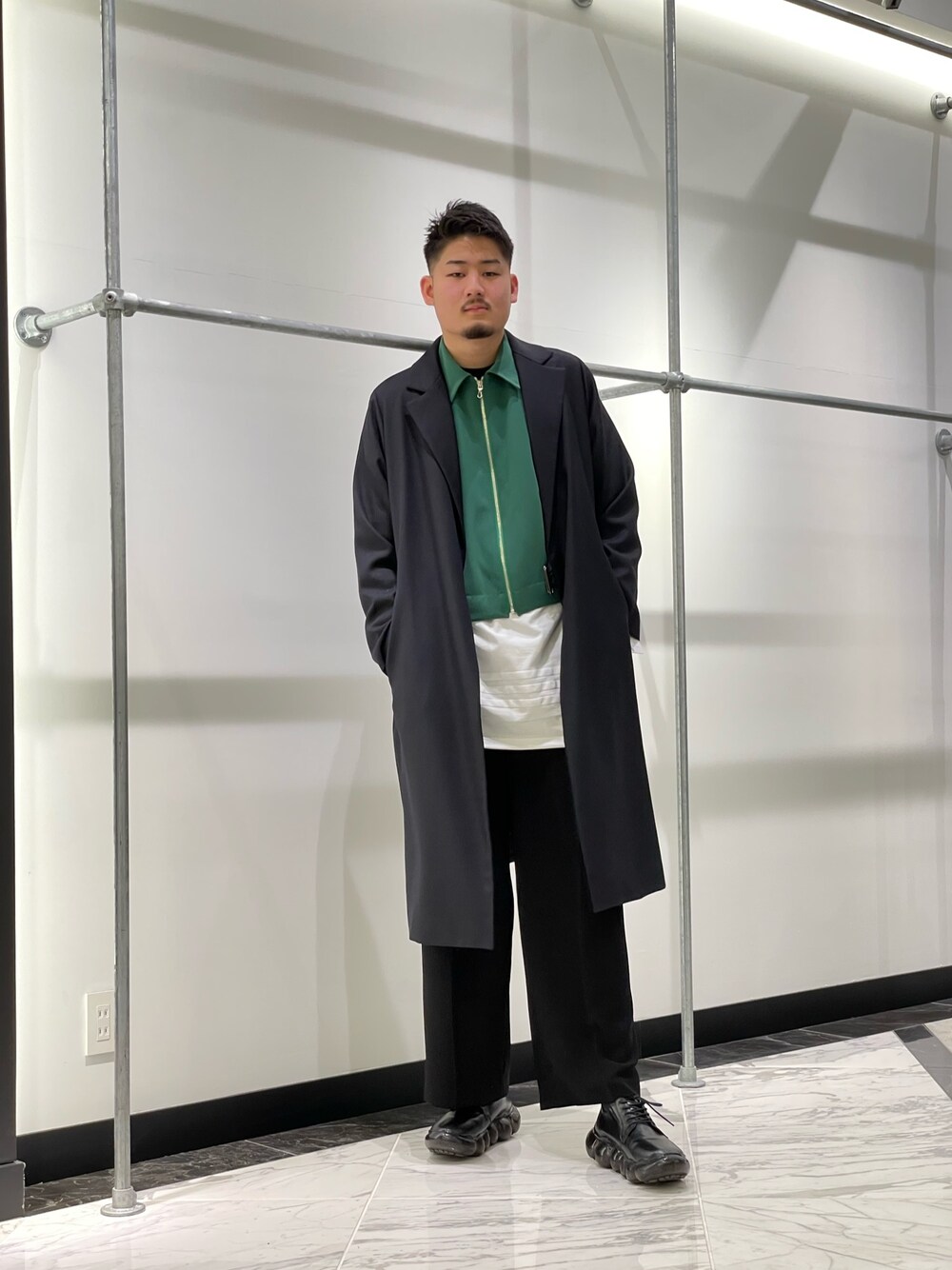 「コート、緑、ワイドパンツ、セットアップ、ビッグシルエット、カラーコーデ、ロングコート、スラックス、ストレートパンツ、モード」｜「Lui'sの【オリジナルファブリック4×4セットアップシリーズ】 ジップジャケット（テーラードジャケット、グリーン系）」を使った、Shu ⠀Iizukaさん（メンズ・187cm）の冬コーディネートの1枚目の写真
