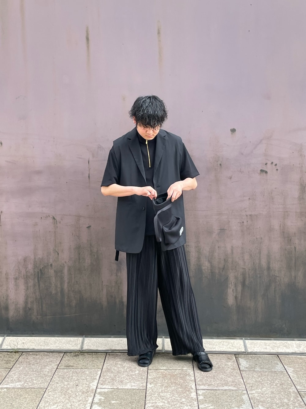 「プリーツパンツ、オールブラック、ジレ、ハーフジップ、便所サンダル、黒コーデ、コード付きジレ、ハンドバッグ、イッチ、iTTi、ライスバッグ」｜「Lui'sのコード付きジレ（ベスト、ブラック系）」を使った、Shu ⠀Iizukaさん（メンズ・187cm）の夏コーディネートの1枚目の写真