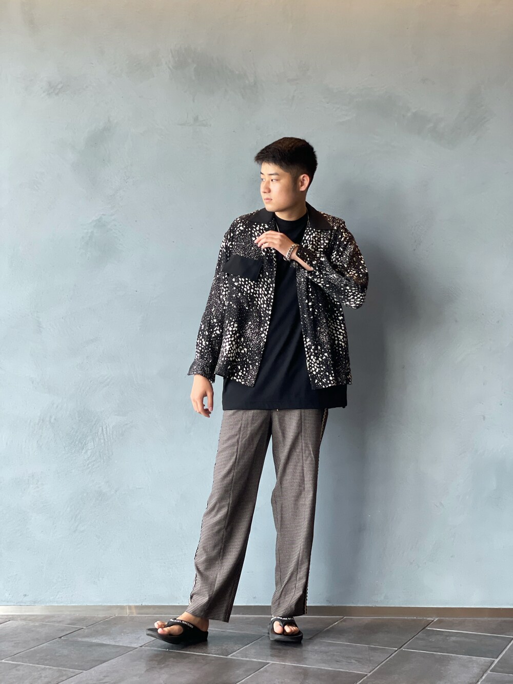 「ゆるコーデ、柄シャツ、千鳥柄、トラックパンツ、ラインパンツ、シャツスタイル、シャツ、サンダル、ビーサン、秋冬コーデ、柄パンツ、柄、柄×柄、トープ、サンダルコーデ」｜「TAUPEの【TAUPE/トープ】 ウェーブライントラックパンツ（スラックス、ブラック系）」を使った、Shu ⠀Iizukaさん（メンズ・187cm）の夏コーディネートの1枚目の写真