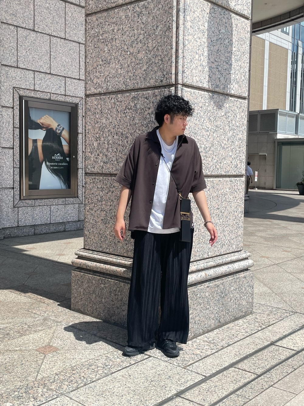 「シャツスタイル、ウォレットショルダー、財布ポーチ、ショルダーバッグ、プリーツパンツ、白Tシャツ、モノトーンコーデ、夏コーデ」｜「Lui'sのモダンBIG ショートスリーブシャツ（シャツ/ブラウス、グレー系）」を使った、Shu ⠀Iizukaさん（メンズ・187cm）の夏コーディネートの1枚目の写真