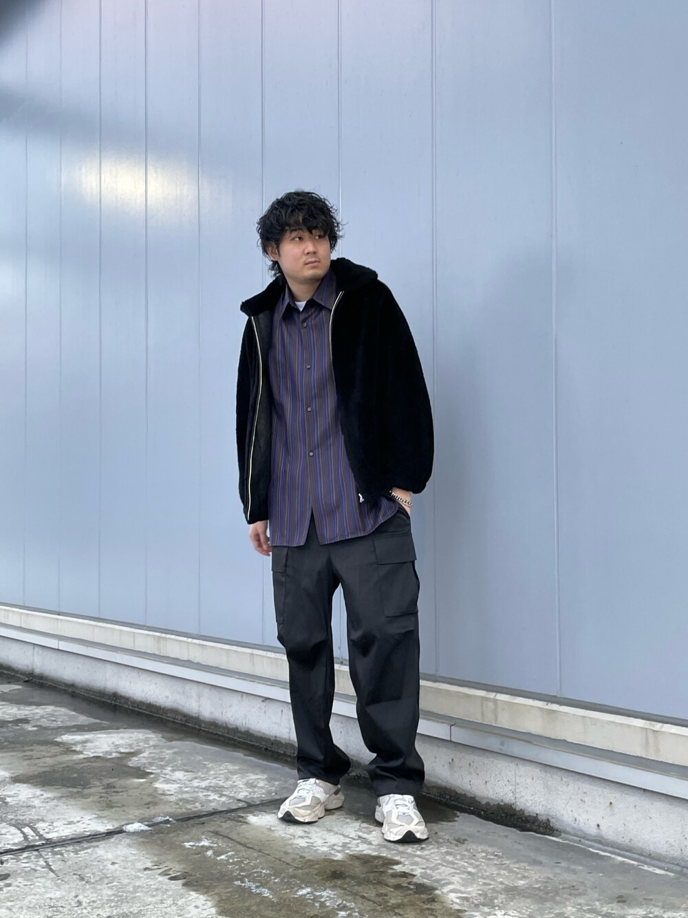 「ボアブルゾン、ブルゾン、ストライプ、ストライプシャツ、カーゴパンツ、ストリート、モード、ニューバランス、シャツ、リバーシブル、ムートン」｜「Lui'sのリバーシブルフェイクムートンジャケット（ブルゾン、ブラック系）」を使った、Shu ⠀Iizukaさん（メンズ・187cm）の冬コーディネートの1枚目の写真
