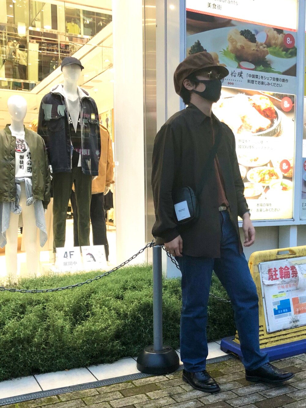 「秋のコーデ、シルクシャツ、キャスケット、サングラス、デニム、カジュアルコーデ、シャツイン、オーラリー、AURALEE、KIJIMA TAKAYUKI、マルジェラ、Maison Margiela、指輪、ショルダーバッグ、帽子」｜「AURALEEのAURALEE / ライトシルクシャツ（シャツ/ブラウス、ブラウン系）」を使った、RamenKingさん（メンズ・174cm）の秋コーディネートの1枚目の写真