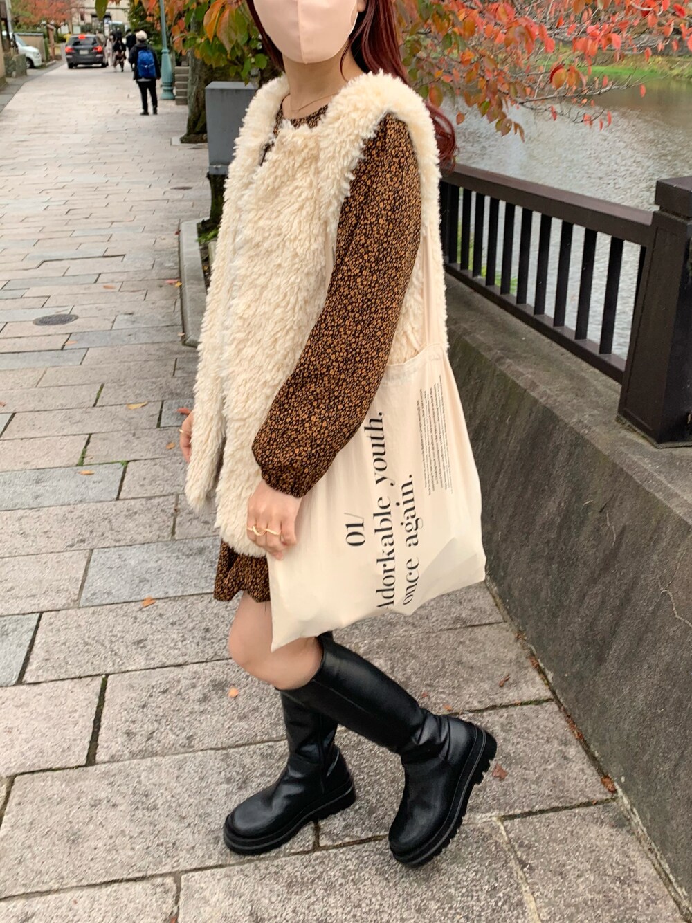「淡色コーデ、ベストコーデ、ファーベスト、花柄ワンピース、ロングブーツ、Kastane」｜「Kastaneのリバーシブルファーベスト（ベスト、ホワイト系）」を使った、minamiさん（レディース・158cm）の秋コーディネートの1枚目の写真