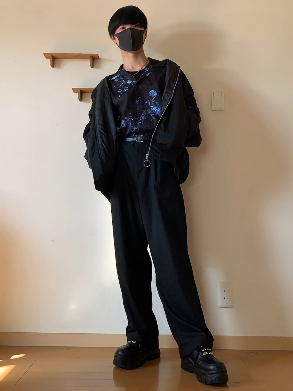 「ワイドパンツ、モノトーン、秋冬コーデ、韓国ファッション、アウター、冬アウター、黒、柄シャツ、MA-1、タックイン、オールブラック、スニーカーコーデ、ダッドスニーカー、高校生、低身長」｜「act'mの【act'm】ビッグシルエット MA-1 中綿ウィンターブルゾン（MA-1、ブラック系）」を使った、しお🧂さん（メンズ・169cm）の冬コーディネートの1枚目の写真