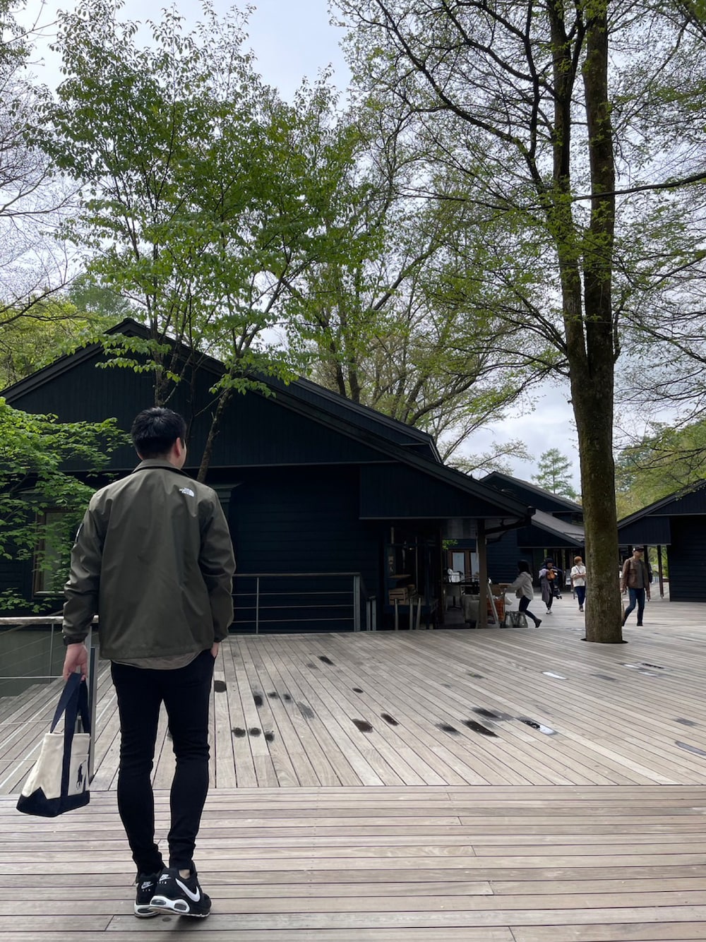 「COLONY 2139の４WAYストレッチ裾ダブルパンツ（スウェットパンツ、ブラック系）」を使った、takashi8888さん（メンズ・174cm）の春コーディネートの1枚目の写真