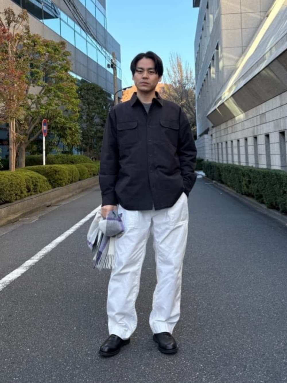 ブルー系のその他アウターを着用したメンズの冬コーディネートの1枚目の写真