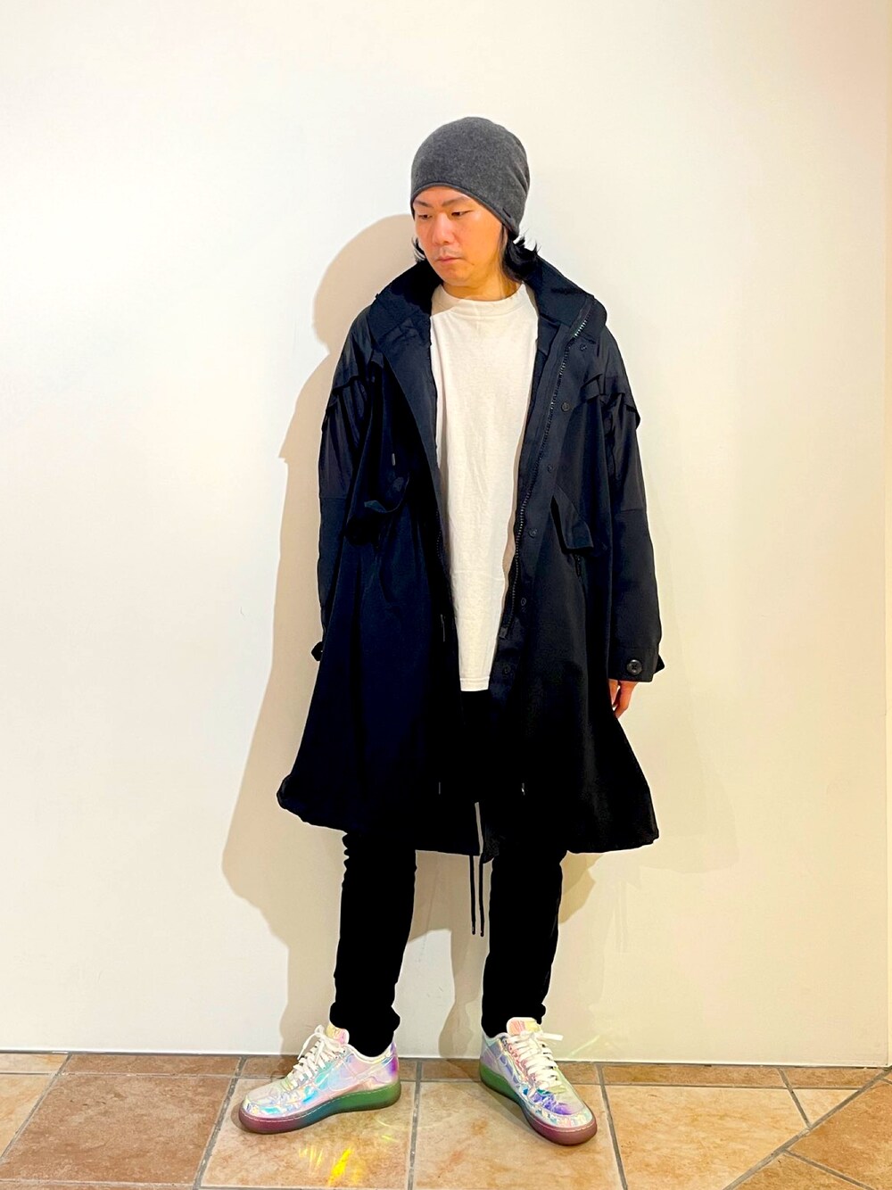 ブラック系のジャケット/アウター、ベージュ系のTシャツ/カットソー、ブラック系のチノパンツを着用したメンズの秋コーディネートの1枚目の写真