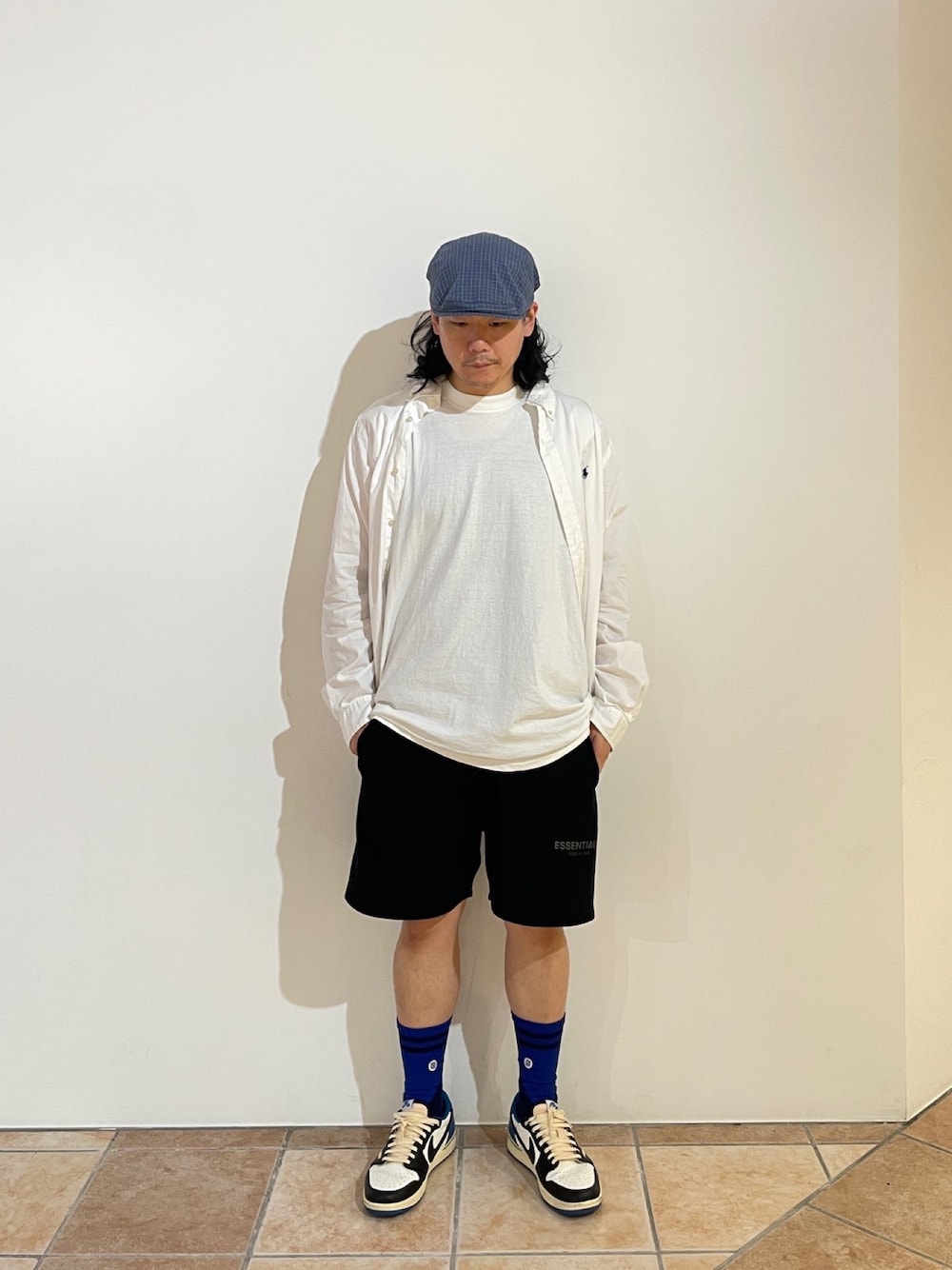 ブルー系のハンチング/ベレー帽を着用したメンズの夏コーディネートの1枚目の写真