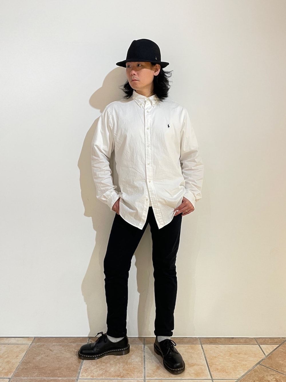 ホワイト系のシャツ/ブラウス、ブラック系のデニムパンツ、ブラック系のブーツを着用したメンズの春コーディネートの1枚目の写真