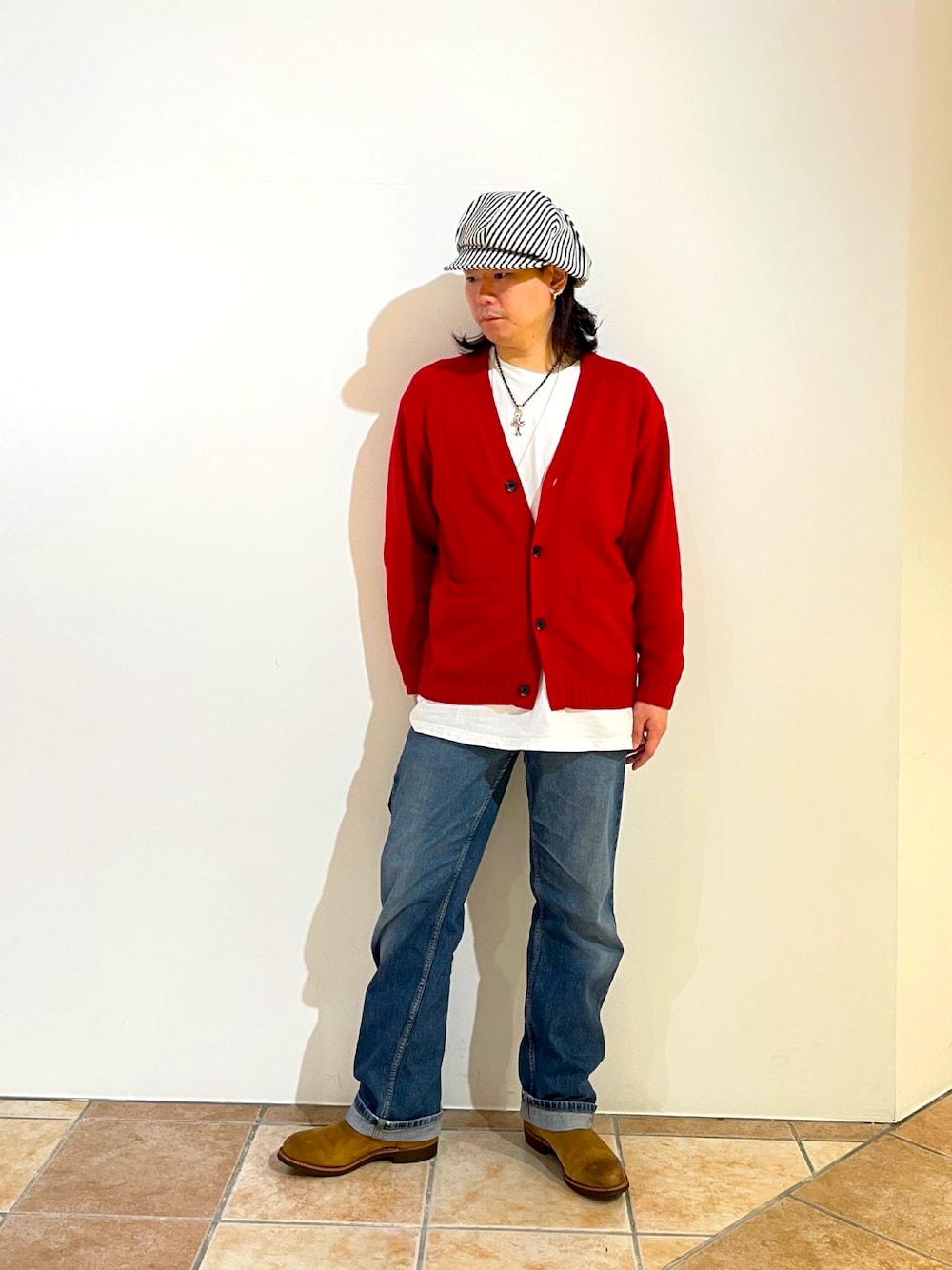 レッド系のカーディガン/ボレロ、ホワイト系のTシャツ/カットソー、ブルー系のデニムパンツを着用したメンズの春コーディネートの1枚目の写真