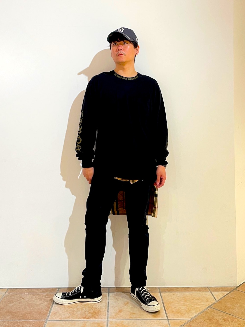 ブラック系のTシャツ/カットソー、ブラック系のデニムパンツ、グレー系のキャップを着用したメンズの夏コーディネートの1枚目の写真