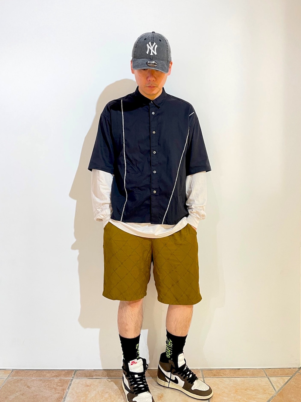 ブラック系のジャケット/アウター、ブラウン系のパンツ、ブラウン系のスニーカーを着用したメンズの夏コーディネートの1枚目の写真
