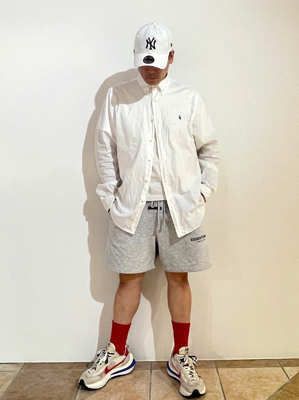 ホワイト系のシャツ/ブラウス、グレー系のスウェットパンツ、ホワイト系のスニーカーを着用したメンズの夏コーディネートの1枚目の写真