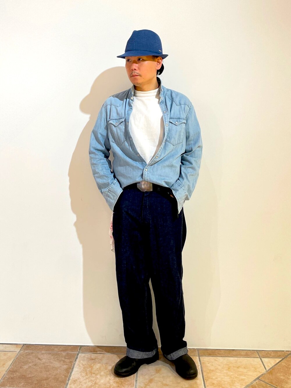 ブルー系のシャツ/ブラウス、ホワイト系のTシャツ/カットソー、ブルー系のデニムパンツを着用したメンズの夏コーディネートの1枚目の写真