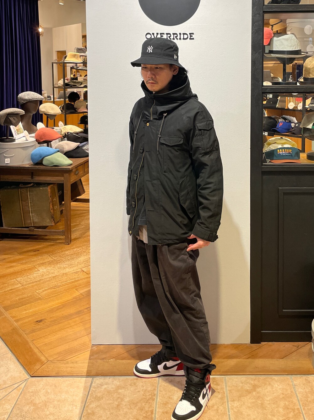 ブラック系のジャケット/アウター、ブラック系のパンツ、ブラック系のスニーカーを着用したメンズの春コーディネートの1枚目の写真