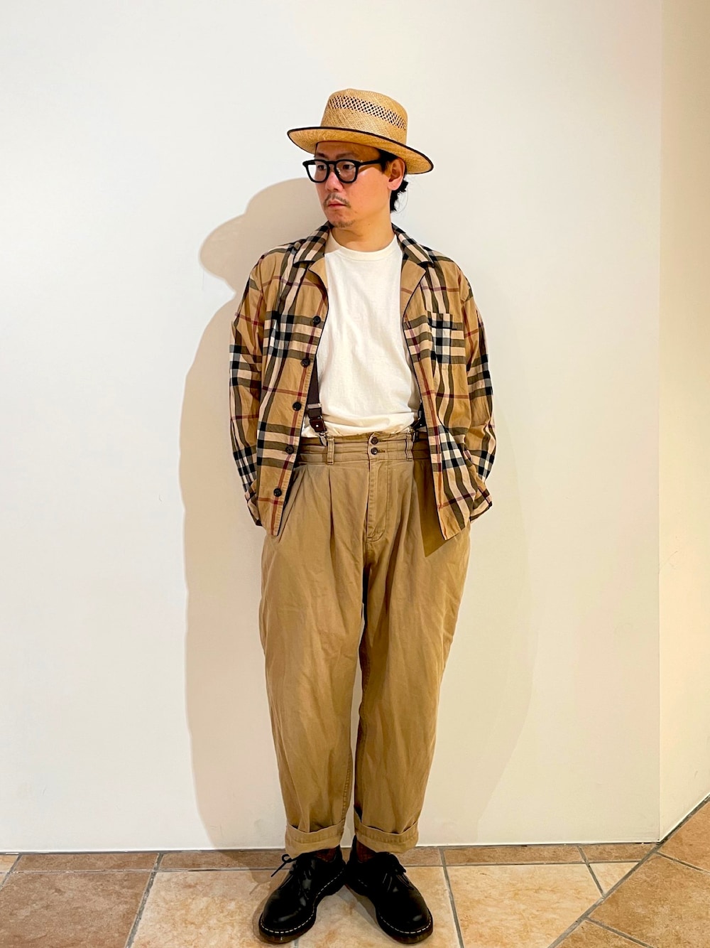 ベージュ系のシャツ/ブラウス、ベージュ系のTシャツ/カットソー、ベージュ系のチノパンツを着用したメンズの夏コーディネートの1枚目の写真