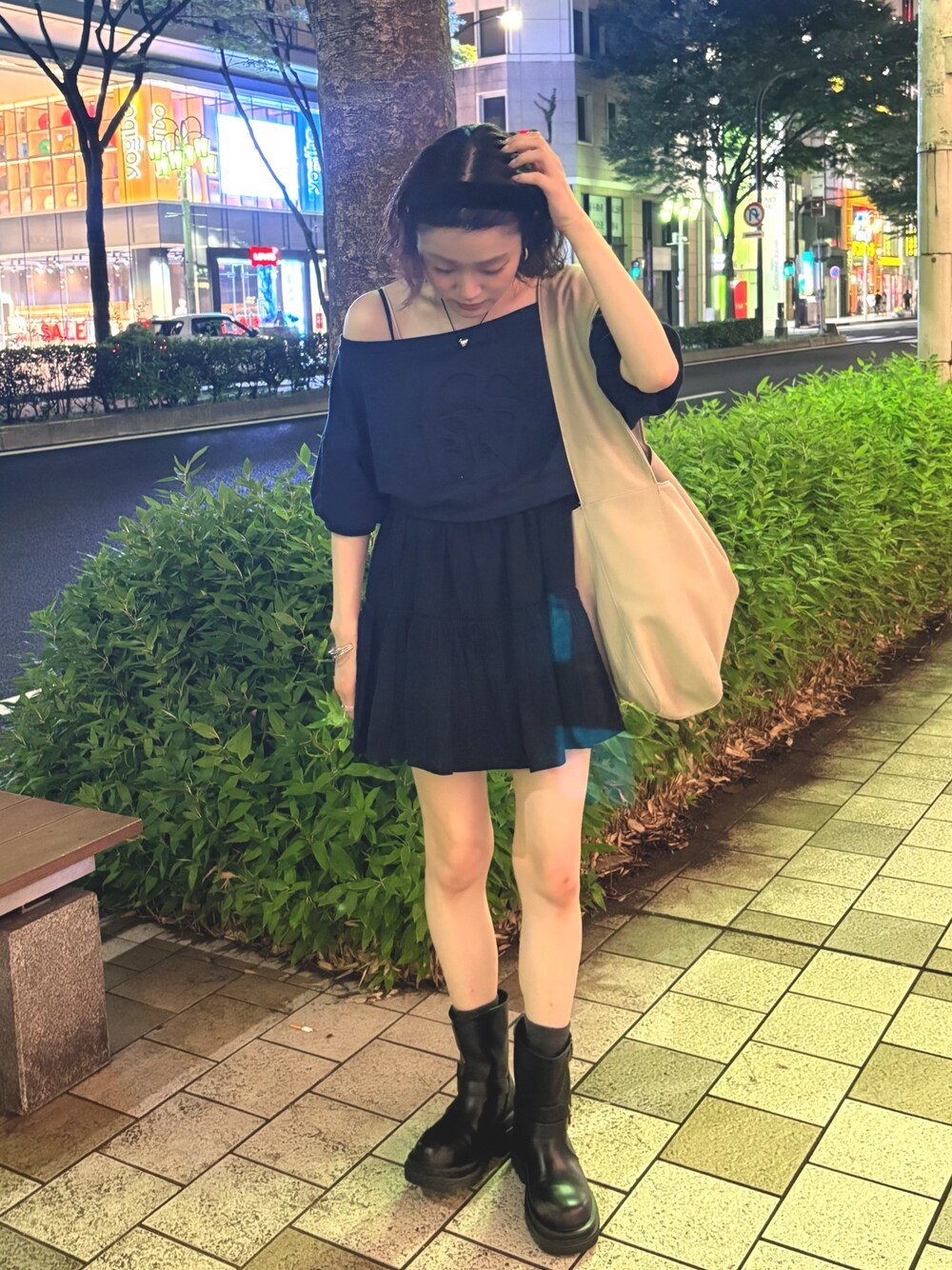 ホワイト系のワンピース、ベージュ系のトートバッグ、ブルー系のTシャツ/カットソーを着用したレディースの夏コーディネートの1枚目の写真