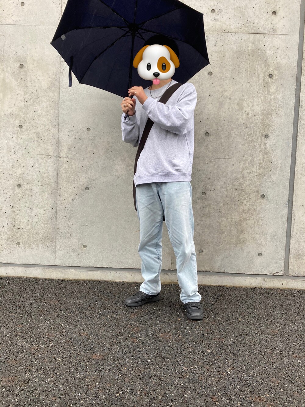 グレー系のスウェット、ブルー系のデニムパンツ、ブラック系のスニーカーを着用したメンズの春コーディネートの1枚目の写真