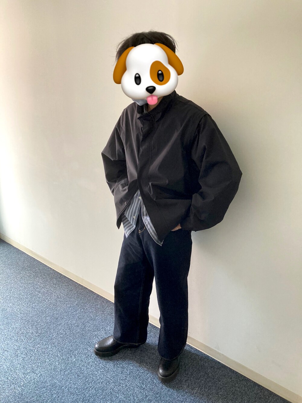 ブラック系のブルゾン、ブルー系のシャツ/ブラウス、その他のデニムパンツを着用したメンズの春コーディネートの1枚目の写真