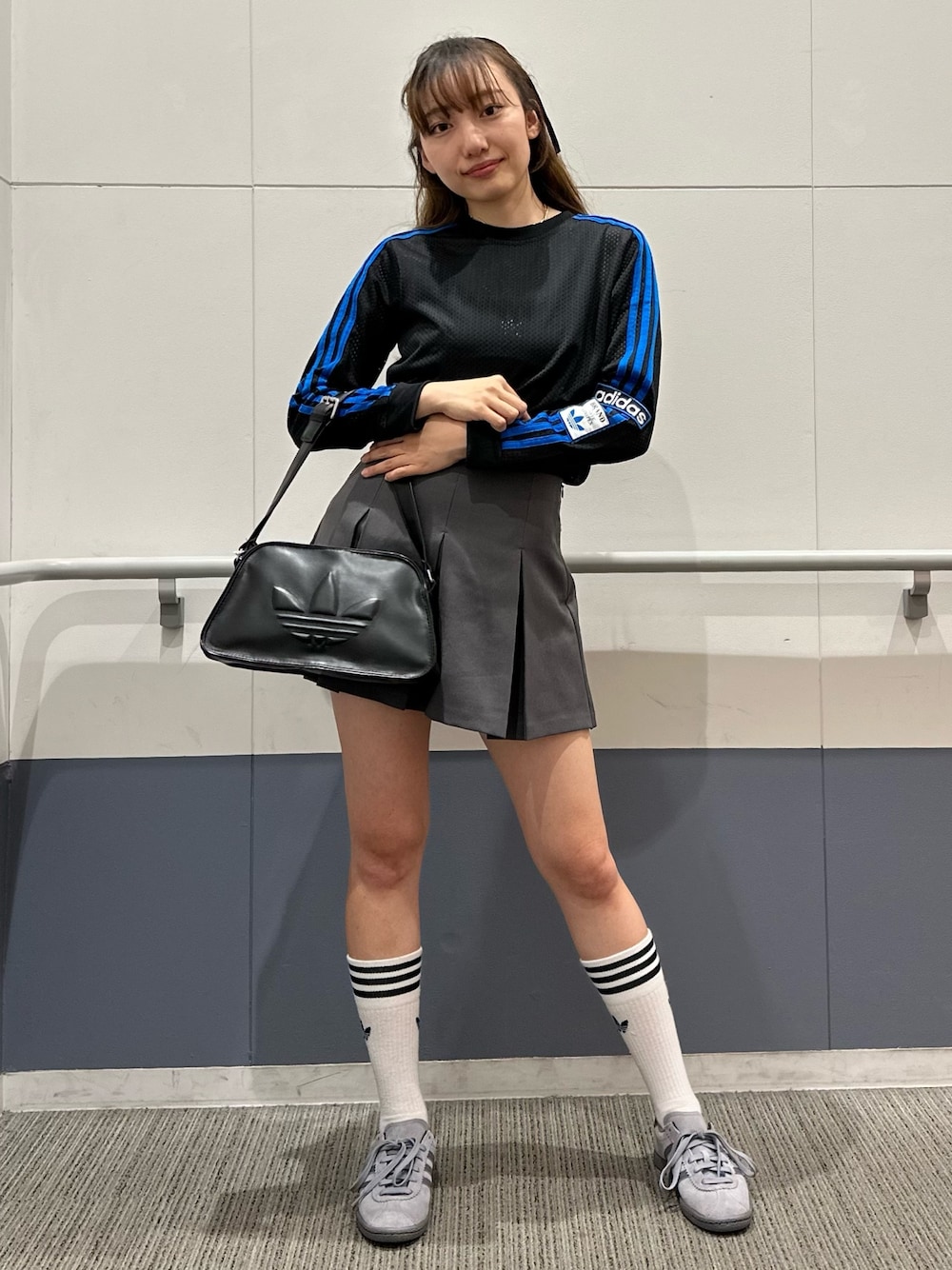 「スニーカー、ショルダーバッグ、adidas、アディダス、adidas originals、アディダスオリジナルス、長袖Tシャツ、メッシュトップス、アディブレイク、stadt」｜「adidasのアディブレイク 長袖メッシュトップ / アディダスオリジナルス adidas Originals（Tシャツ/カットソー、ブラック系）」を使った、SEさん（レディース・160cm）の夏コーディネートの1枚目の写真