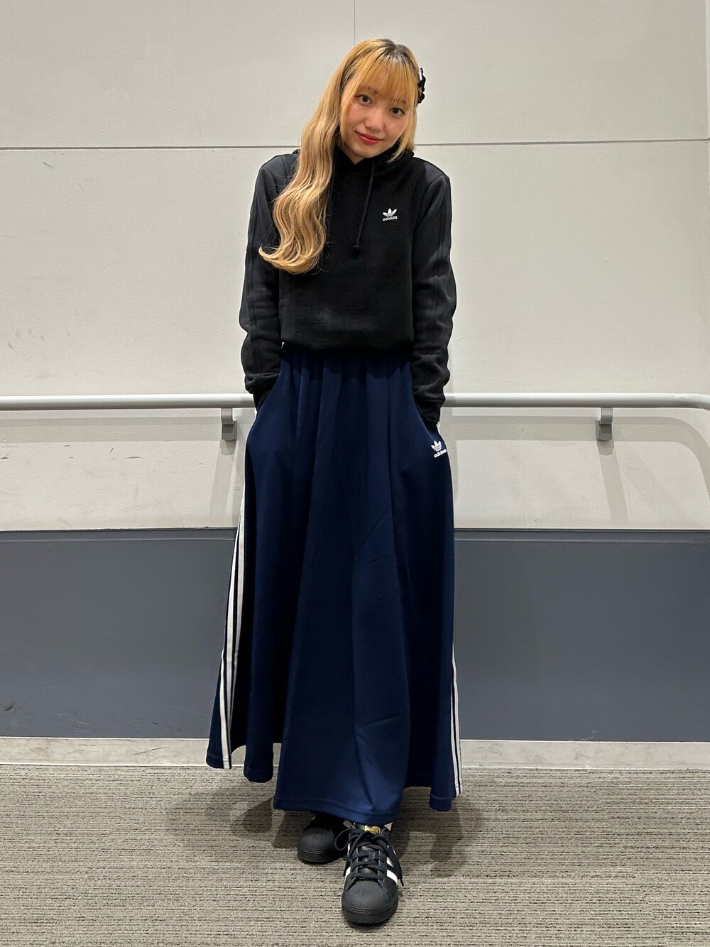 「スニーカー、スカート、パーカー、adidas、ロングスカート、アディダス、フリースパーカー、adidas originals、スーパースター、フーディー」｜「adidasのエッセンシャルズ+リバースパーカー / アディダスオリジナルス adidas Originals（パーカー、ブラック系）」を使った、SEさん（レディース・160cm）の秋コーディネートの1枚目の写真