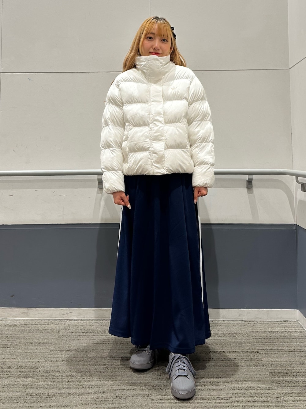 「スニーカー、アウター、スカート、adidas、ショート丈、ロングスカート、adidas originals、スーパースター、パファージャケット、SUPERSTAR XLG」｜「adidasのSST スカート / ロングスカート / アディダスオリジナルス adidas Originals（スカート、ブルー系）」を使った、SEさん（レディース・160cm）の秋コーディネートの1枚目の写真