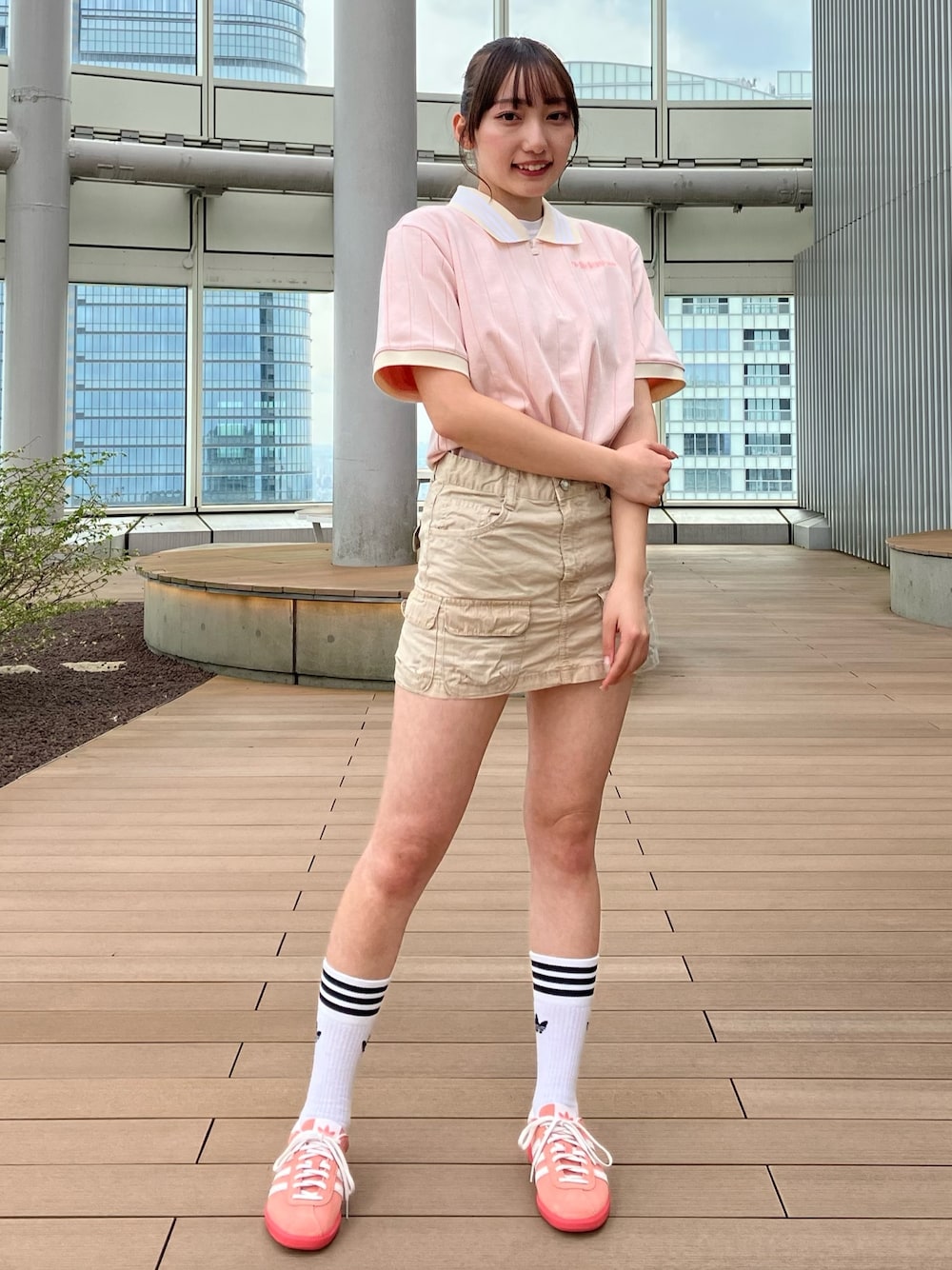 「スニーカー、adidas、アディダス、ポロシャツ、adidas originals、半袖シャツ、ｵﾘｼﾞﾅﾙｽ、バミューダ、ハーフジップ」｜「adidasのプレミアムポロシャツ / アディダスオリジナルス adidas Originals（ポロシャツ、ホワイト系）」を使った、SEさん（レディース・160cm）の春コーディネートの1枚目の写真