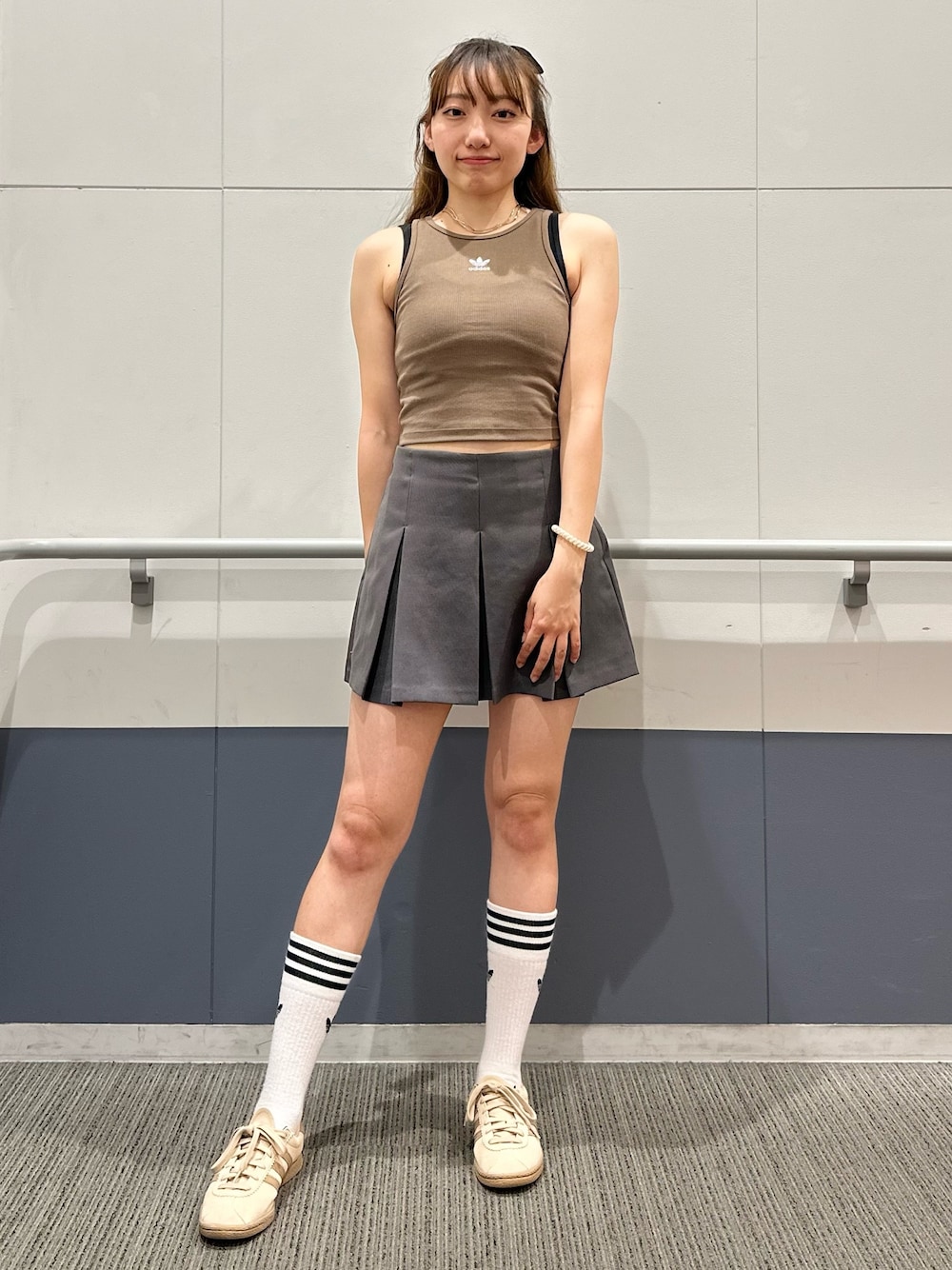 「スニーカー、adidas、アディダス、タンクトップ、リブ　、adidas originals、クロップドトップス、アディダスオリジナルス、リブトップス、stadt」｜「adidasのエッセンシャルズ リブ タンクトップ / アディダスオリジナルス adidas Originals（タンクトップ、ブラウン系）」を使った、SEさん（レディース・160cm）の夏コーディネートの1枚目の写真