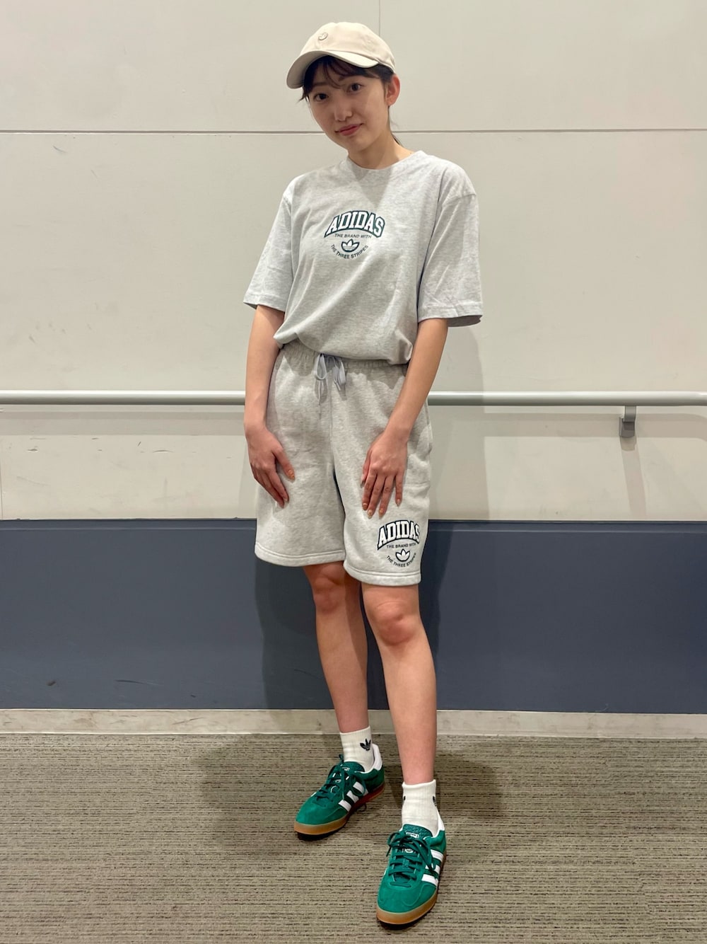 「スウェット、スニーカー、セットアップ、Tシャツ、adidas、アディダス、ハーフパンツ、adidas originals、アディダスオリジナルス、ガゼル」｜「adidasのVRCT 半袖Tシャツ / アディダスオリジナルス adidas Originals（Tシャツ/カットソー、グレー系）」を使った、SEさん（レディース・160cm）の春コーディネートの1枚目の写真