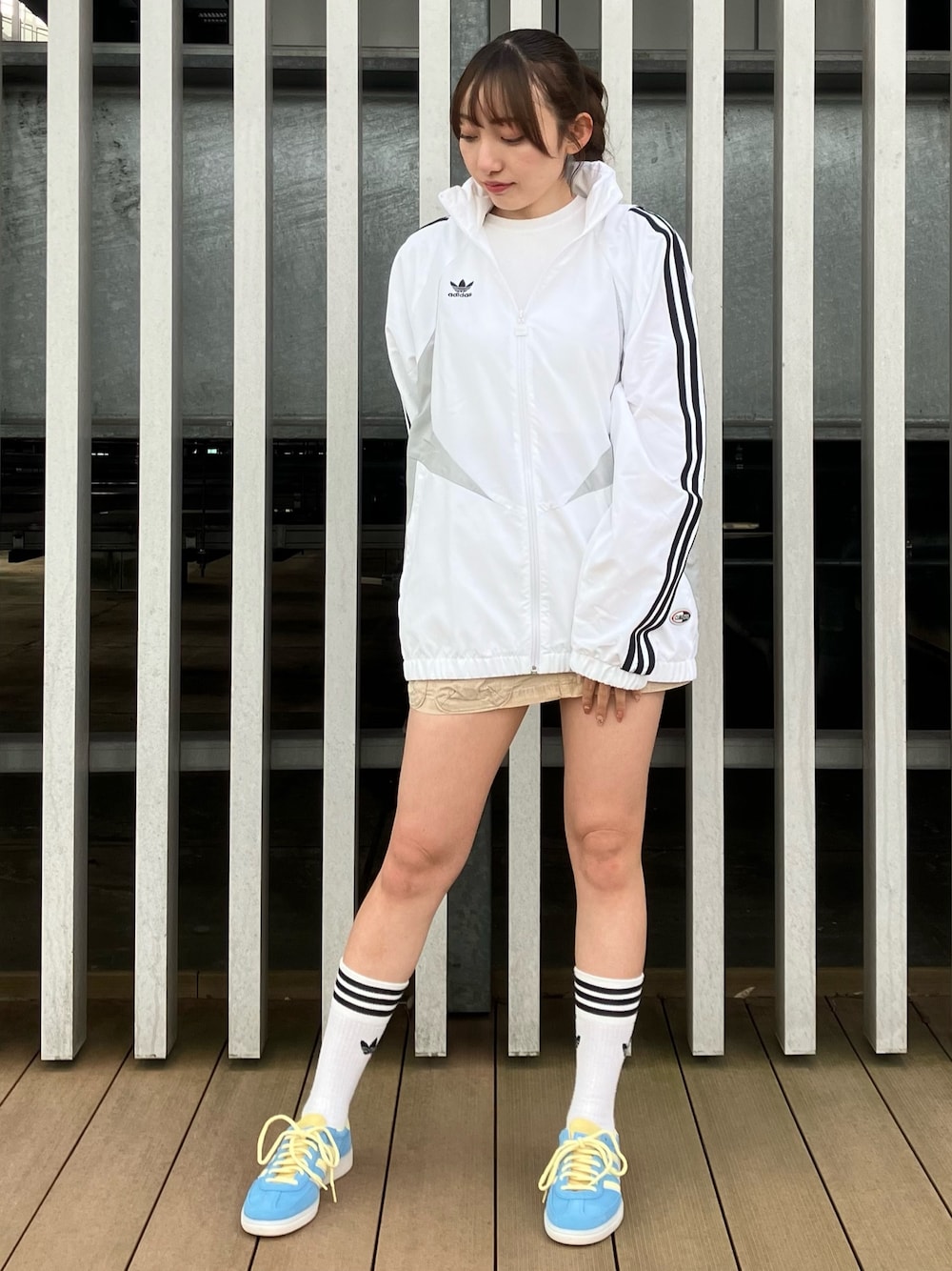 「スニーカー、adidas、ジャージ、アディダス、ナイロンジャケット、adidas originals、アディダスオリジナルス、トラックトップ、クライマクール、ハンドボールスペツィアル」｜「adidasのクライマクール トラックトップ（ジャージ） / アディダスオリジナルス adidas Originals（パーカー、ホワイト系）」を使った、SEさん（レディース・160cm）の春コーディネートの1枚目の写真