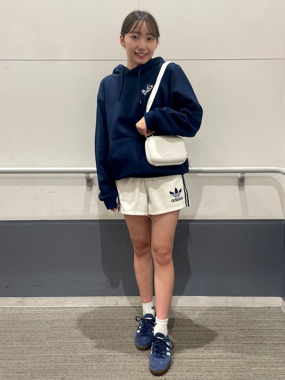 「スニーカー、ショルダーバッグ、パーカー、adidas、アディダス、ショーツ、グラフィック、adidas originals、アディダスオリジナルス、ハンドボールスペツィアル」｜「adidasのヘンリー・ジョーンズ グラフィックパーカー / アディダスオリジナルス adidas Originals（スウェット、ブルー系）」を使った、SEさん（レディース・160cm）の春コーディネートの1枚目の写真