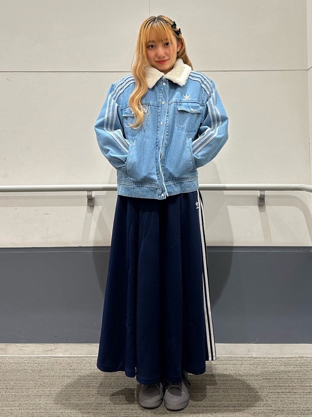 「アウター、スカート、デニムジャケット、adidas、ロングスカート、アディダス、厚底シューズ、adidas originals、スーパースター、SUPERSTAR XLG」｜「adidasのニュートラルコート デニムジャケット / アディダスオリジナルス adidas Originals（デニムジャケット、ブルー系）」を使った、SEさん（レディース・160cm）の秋コーディネートの1枚目の写真