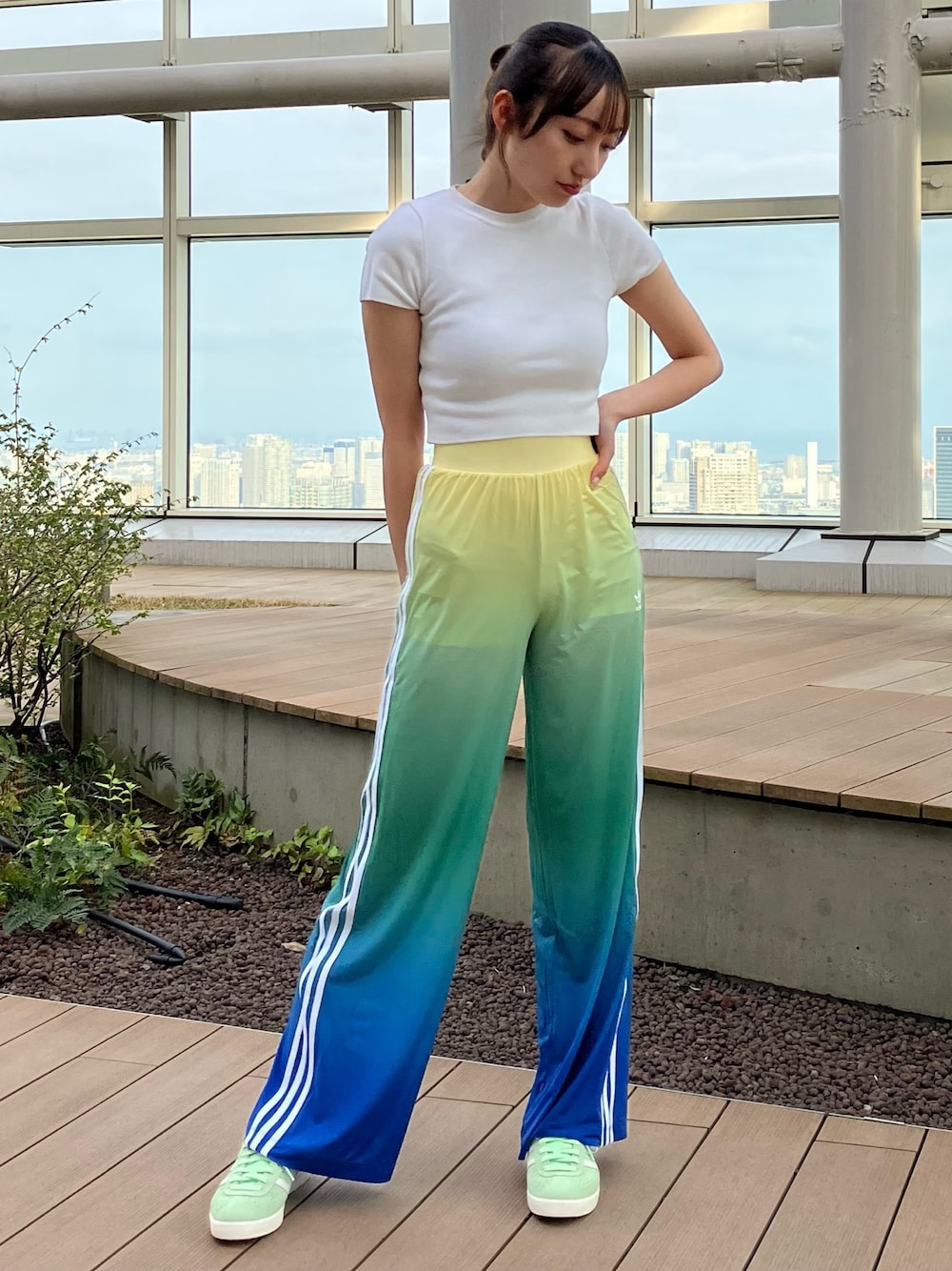 「スニーカー、グラデーション、adidas、アディダス、ワイドパンツ、adidas originals、アディダスオリジナルス、スリーストライプス、ガゼル」｜「adidasのアディダス オリジナルス ワイドレッグパンツ / アディダスオリジナルス adidas Originals（スウェットパンツ、イエロー系）」を使った、SEさん（レディース・160cm）の春コーディネートの1枚目の写真