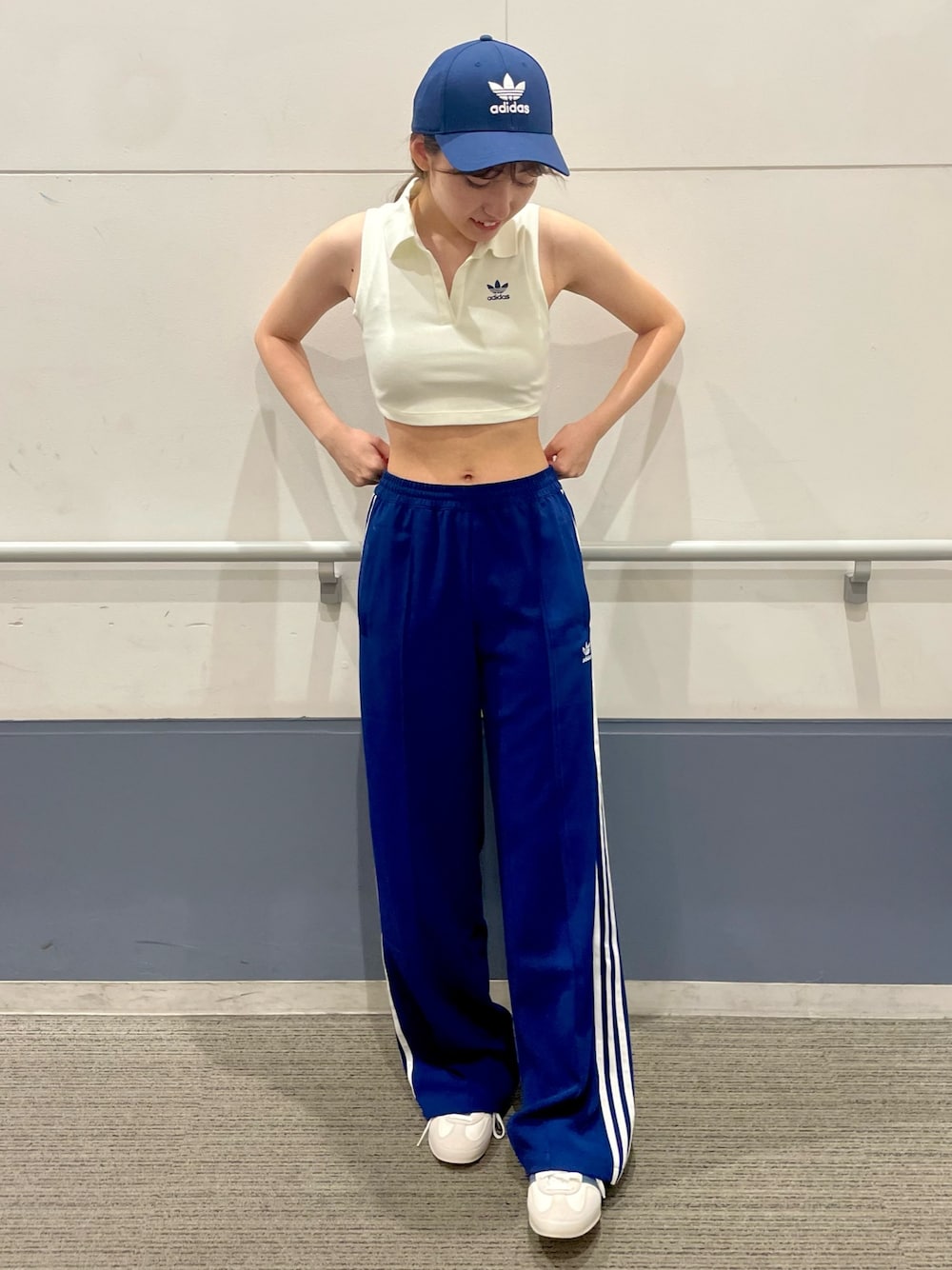 「スニーカー、adidas、ジャージ、アディダス、ベースボールキャップ、トラックパンツ、adidas originals、クロップドトップス、アディダスオリジナルス、ガゼル」｜「adidasのトレフォイル クラシック ベースボール キャップ [TREFOIL CLASSIC BASEBALL CAP]  / アディダスオリジナルス adidas Originals（キャップ、ブルー系）」を使った、SEさん（レディース・160cm）の春コーディネートの1枚目の写真