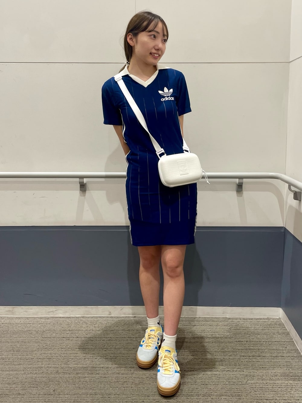 「スニーカー、ワンピース、ショルダーバッグ、adidas、アディダス、adidas originals、厚底スニーカー、アディダスオリジナルス、ガゼル」｜「adidasのニット襟付き半袖ワンピース / アディダスオリジナルス adidas Originals（ワンピース、ブルー系）」を使った、SEさん（レディース・160cm）の春コーディネートの1枚目の写真