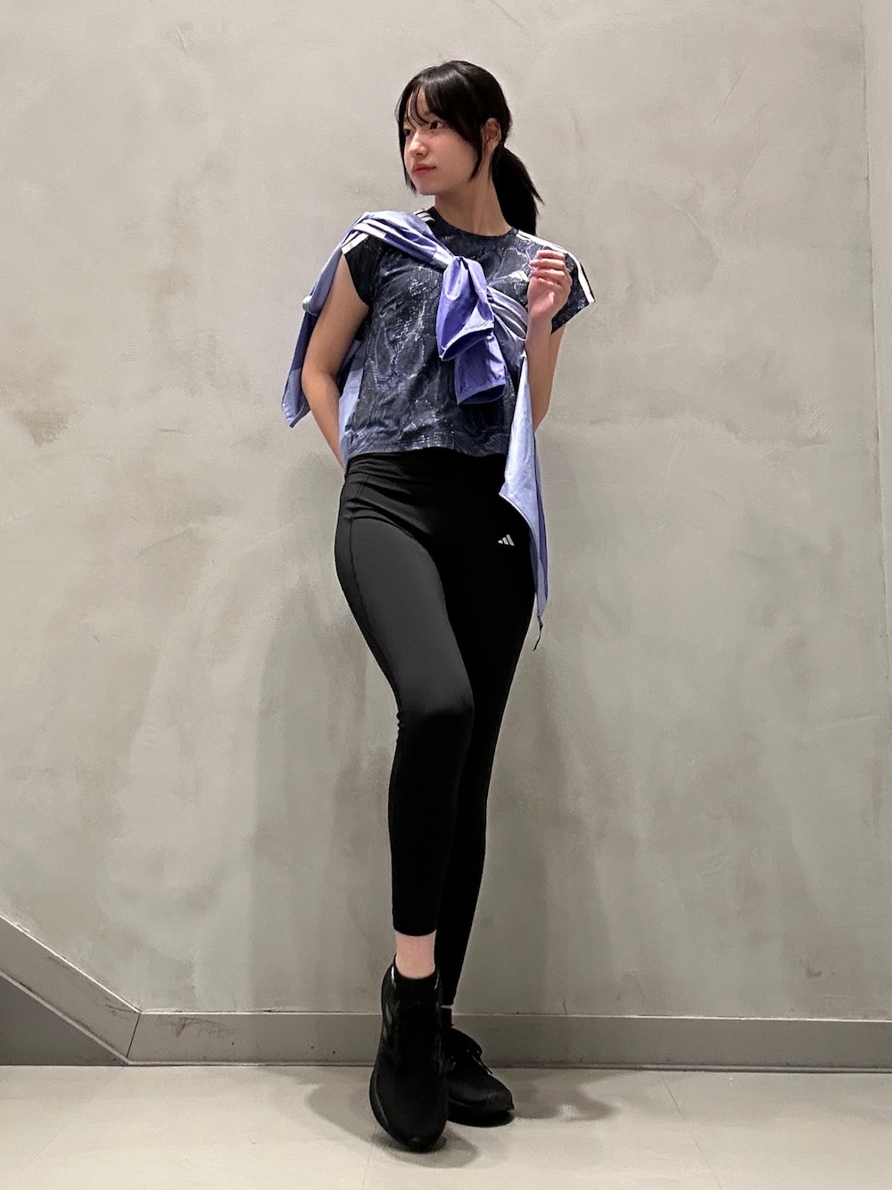 「スニーカー、adidas、ジャージ、アディダス、ランニング、パフォーマンス、ウルトラブースト、アディゼロ、ジム・トレーニング、タイツ・レギンス」｜「adidasのランニング エッセンシャルズ 7/8丈レギンス（レッグウェア、ブラック系）」を使った、NKさん（レディース・170cm）の冬コーディネートの1枚目の写真