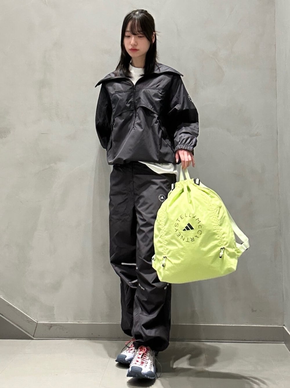 「adidas、アディダス、セットアップ、アウトドア、ステラマッカートニー、adidas by Stella McCartney、オトナカワイイ、オトナ女子、今日のコーデ、大人ファッション、きれいめコーデ、カーゴパンツ、ストリート、ブラックコーデ、ブラック」｜「adidas by Stella McCartneyの【adidas by Stella McCartney】adidas by Stella McCartney ロゴ 半袖Tシャツ（Tシャツ/カットソー、ホワイト系）」を使った、NKさん（レディース・170cm）の冬コーディネートの1枚目の写真