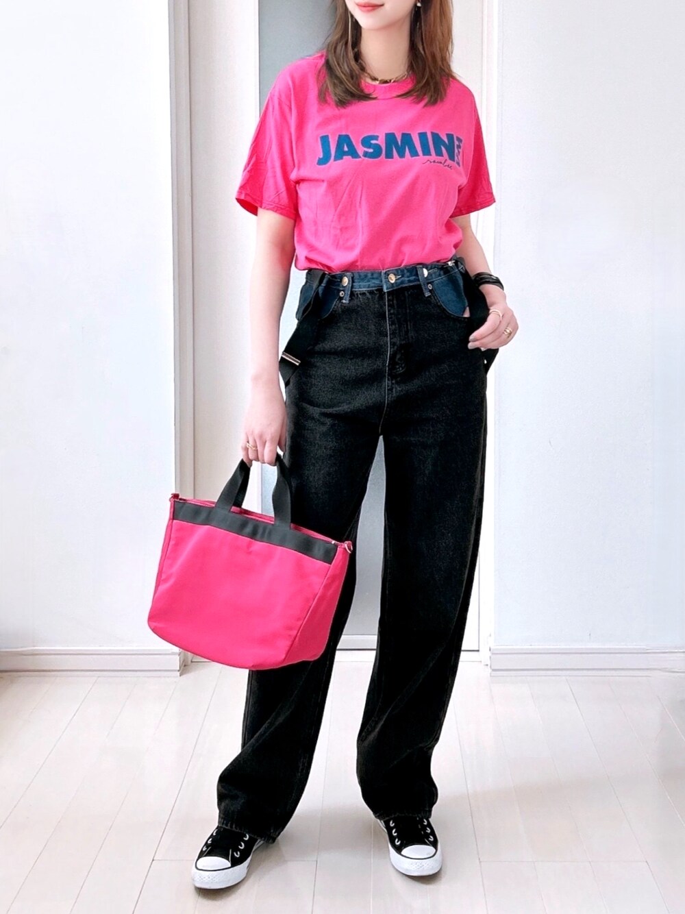 「PR、夏コーデ、きれいめカジュアル、プチプラ、Tシャツ、デニムパンツ、サスペンダー、トートバッグ、フルーツオブザルーム、ピンク、ビックT、ユニセックス、コットン100%、スニーカーコーデ、mivialoca」｜「mi via locaのFRUIT OF THE LOOM ジャスミンロゴ半袖Tシャツ 【MVL005 ※2A】（Tシャツ/カットソー、ピンク系）」を使った、ka.naさん（レディース・166cm）の夏コーディネートの1枚目の写真