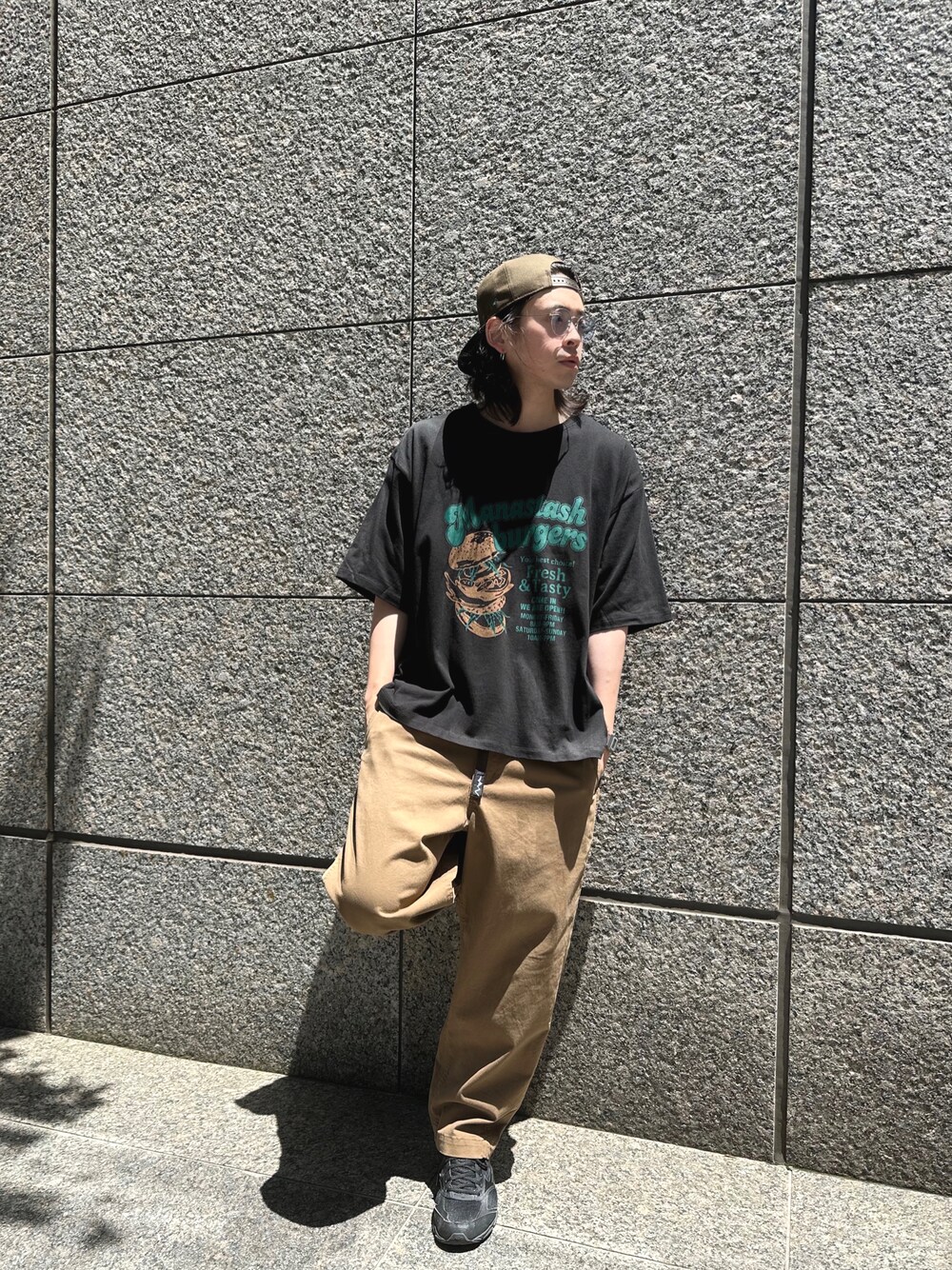 ブラック系のTシャツ/カットソー、ブラウン系のその他パンツ、ブラウン系のキャップを着用したメンズの春コーディネートの1枚目の写真