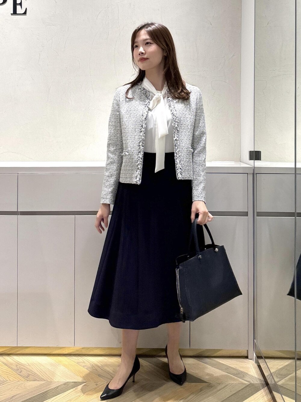 「ツイード、ジャケット、ボウタイ、ブラウス、フレアスカート、初春コーデ、春コーデ、セレモニーコーデ、卒業式コーデ、卒園式コーデ、授業参観日コーデ、入学式コーデ、入園式コーデ、セットアップ、スカートスタイル」｜「E'PORの【E'POR】Y BAG Medium【メディア掲載】（ハンドバッグ、ブルー系）」を使った、FUYUKIさん（レディース・167cm）の冬コーディネートの1枚目の写真