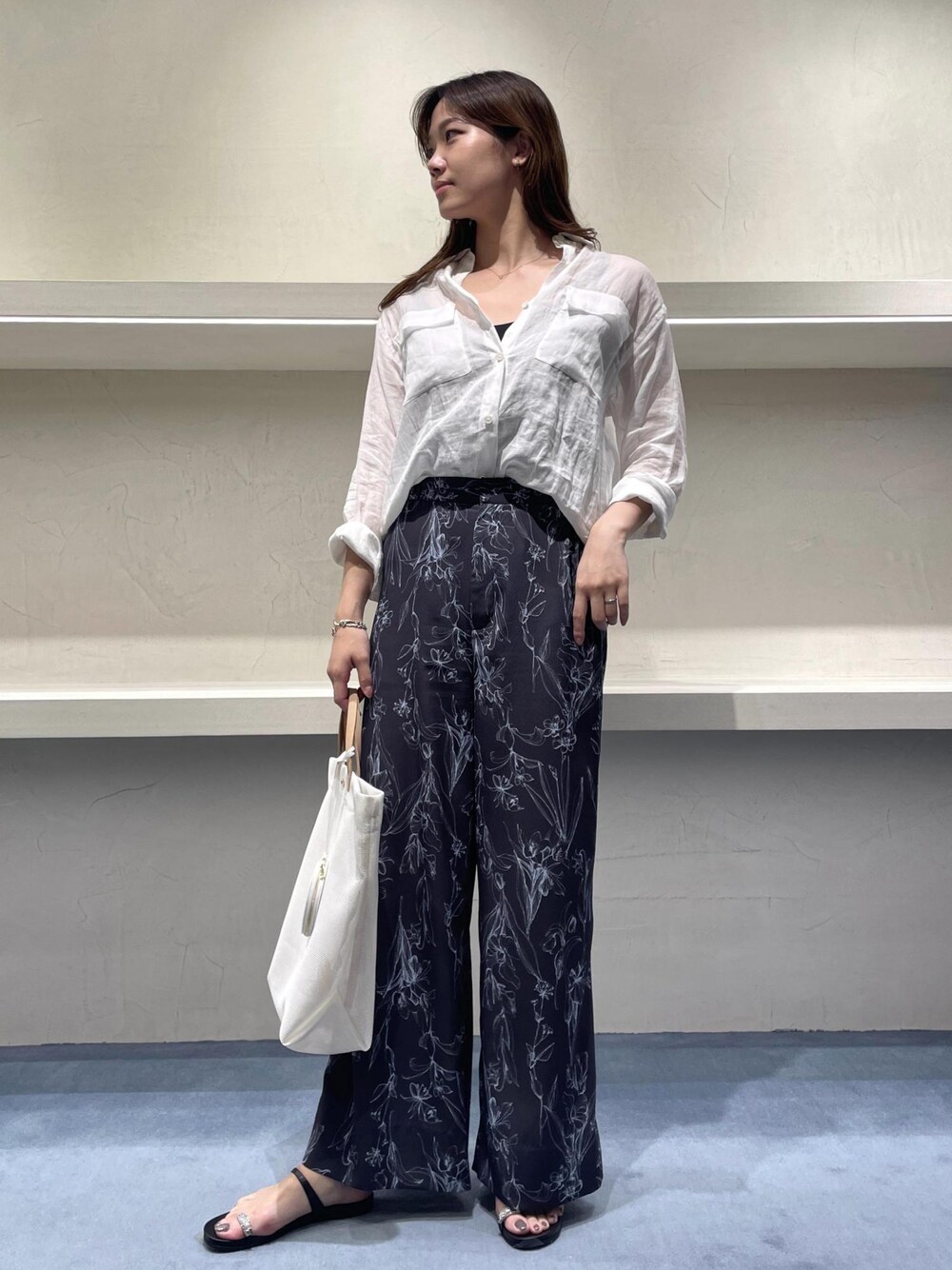 「ホワイト、ラミー、プリント柄、フラワープリント、ゴム、フラットサンダル、ビジュー、ROPÉ、シアー、シャツ、パンツ、23SS夏の新作、大人カジュアル、高身長、骨格ナチュラル」｜「ROPE'のビジュートゥリングフラットサンダル（サンダル、ブラック系）」を使った、FUYUKIさん（レディース・167cm）の夏コーディネートの1枚目の写真