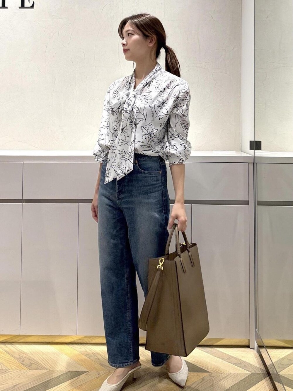 「デニム、フラワープリント、2way、ストレート、ボウタイ、ブラウス、nightcoupon、初春コーデ、春コーデ、デートコーデ、お出かけコーデ、女子会コーデ、大人カジュアル、パンツスタイル、ROPÉ」｜「ROPE'のBailey Bag(ベイリーバッグ)（トートバッグ、ベージュ系）」を使った、FUYUKIさん（レディース・167cm）の冬コーディネートの1枚目の写真