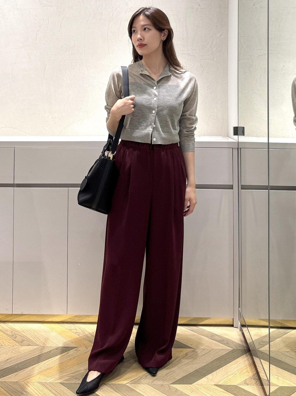 ブラック系のパンプス、レッド系のその他パンツ、ベージュ系のカーディガン/ボレロを着用したレディースの夏コーディネートの1枚目の写真