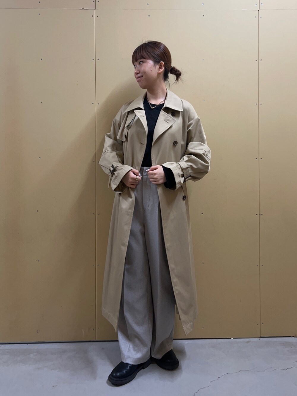 「秋、秋服、秋コーデ、大人カジュアル、カジュアルコーデ、キレイめ、きれいめカジュアル、トレンチコート、スラックス、タックパンツ、ラメ、ラメトップス、通勤コーデ、お洒落さんとつながりたい」｜「fredy emueのラメロンT（Tシャツ/カットソー、ブラック系）」を使った、エモリさん（レディース・157cm）の秋コーディネートの1枚目の写真