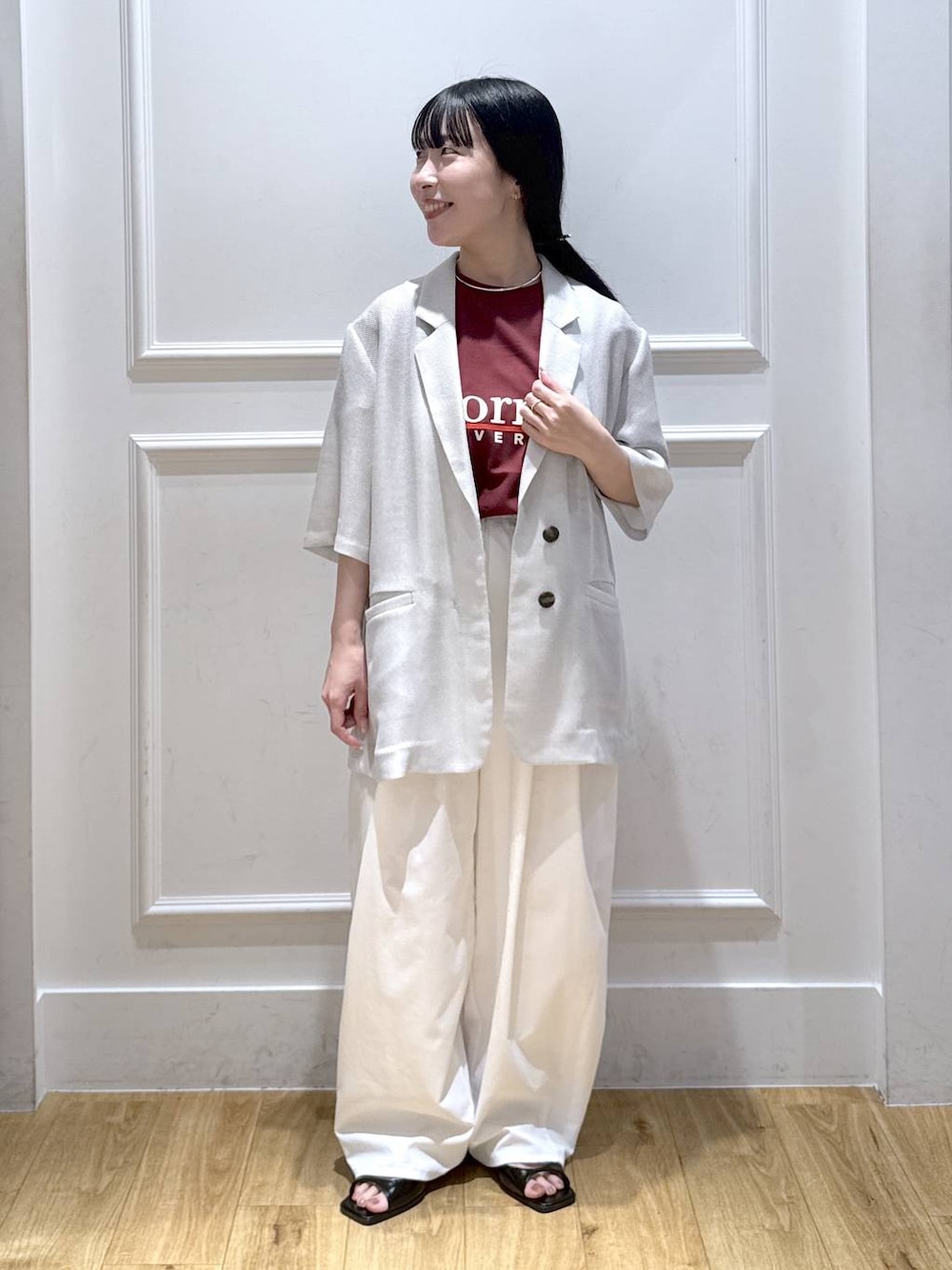 レッド系のTシャツ/カットソー、ブラック系のパンプス、ホワイト系のその他パンツを着用したレディースの春コーディネートの1枚目の写真