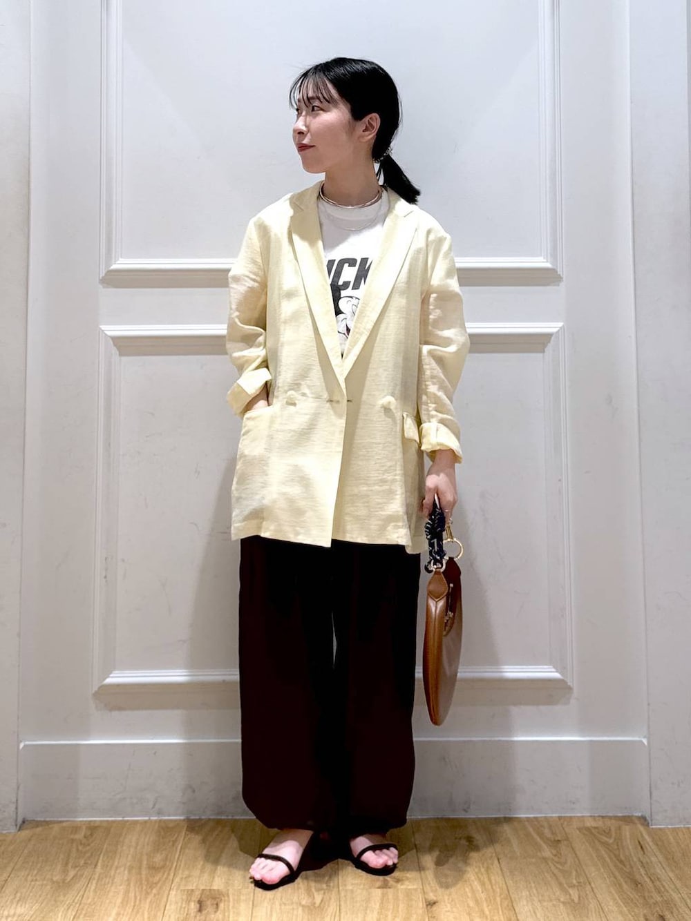「低身長、ベーシック/シンプル、ナチュラル、SNAP_apart by lowrys、apart by lowrys、春コーデ」｜「A part byのサテンカーゴパンツ（カーゴパンツ、ブラウン系）」を使った、moriさん（レディース・148cm）の春コーディネートの1枚目の写真