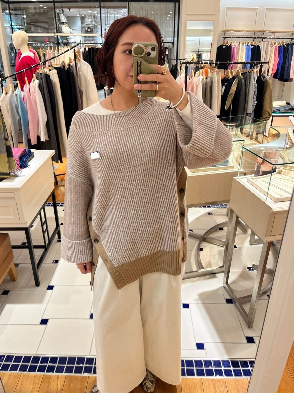 「休日スタイル、ワイドパンツ、オトナカワイイ、オトナカジュアル、レディースファッション、カジュアルコーデ、冬のコーデ、ワントーンコーデ、お出かけコーデ」｜「NOLLEY’Sのウォッシャブルイージーケアツイルワイドパンツ（その他パンツ、ホワイト系）」を使った、yamaiさん（レディース・163cm）の冬コーディネートの1枚目の写真